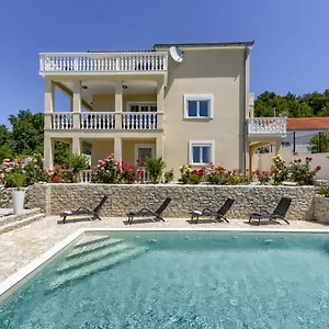 Haus Lilli Mit Pool Razanac